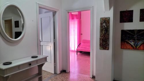 布林迪西Casa Vacanza Casale的浴室设有粉红色的椅子和镜子