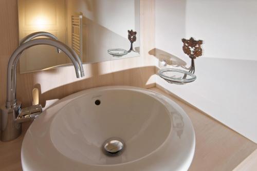 索尔格河畔利勒欧斯特索格拉格朗日度假屋 的配有落地花架的浴室内的白色水槽