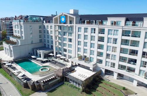 蒂格雷蒂格雷温德姆诺代尔塔酒店 - 布宜诺斯艾利斯的享有酒店空中美景,设有游泳池