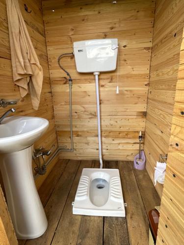纳伦Tenir-Too Glamping的一间带卫生间和水槽的小浴室