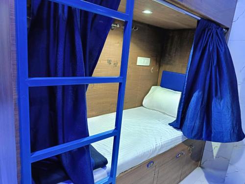孟买Kohinoor Dormitory的带梯子的客房内的双层床