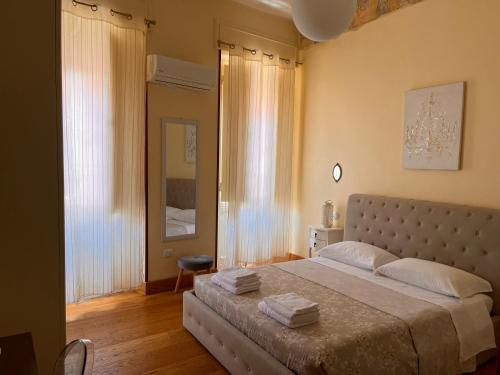 卡利亚里Appartamento centro storico Cagliari - Alter Nos house的一间卧室配有一张大床和两条毛巾