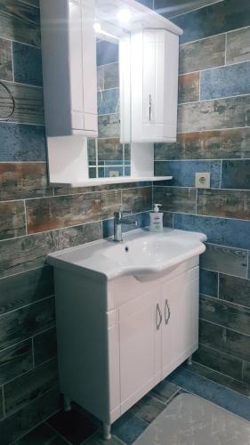 阿克布克Dilbar Villa的浴室设有白色水槽和镜子