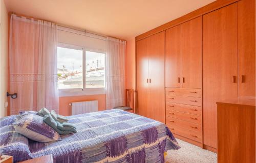 皮内达德马尔Amazing Apartment In Pineda De Mar With Wifi的一间卧室设有一张床和一个窗口