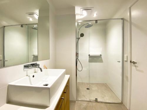 阿德莱德Stunning 2BR Apt @ Adelaide CBD with Pool-Gym-BBQ的白色的浴室设有水槽和淋浴。