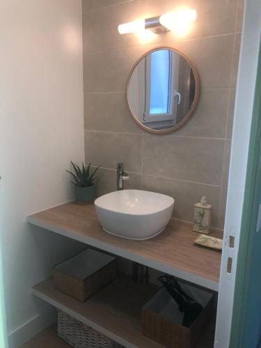 MézelLes Pruniers的浴室设有白色水槽和镜子