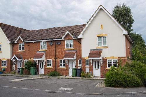 KentMaidstone villa 3 bedroom free sports channels,parking的停车场的一排砖房