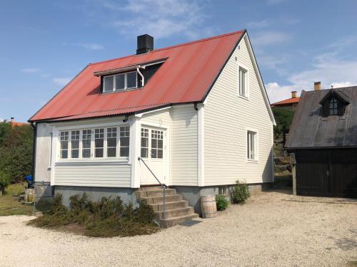 VejbystrandUnderbar havsutsikt på bjärehalvön的白色房子,有红色屋顶