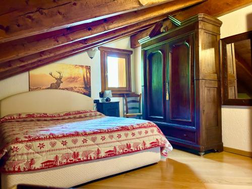 拉特乌伊莱Mansarda luminosa的卧室配有一张床