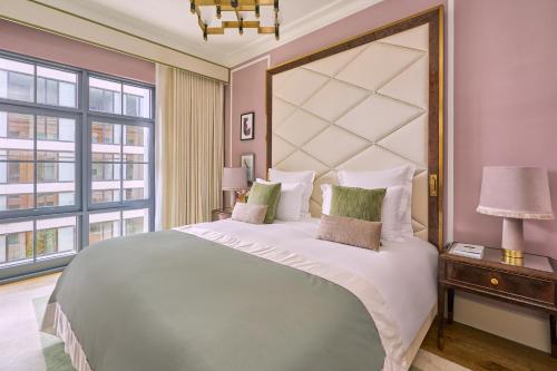 纽约Hotel Barrière Fouquet's New York的一间卧室设有一张大床和一个大窗户