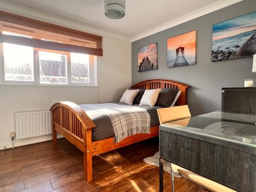 伦敦42i Premium rooms London exactly like the photos的一间卧室设有木床和2个窗户。