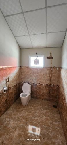 锡卡都Oasis Resort的一间带卫生间和窗户的浴室
