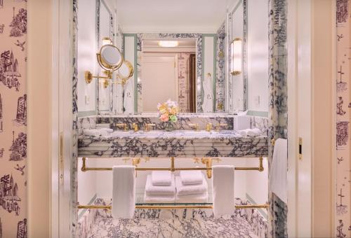 纽约Hotel Barrière Fouquet's New York的一间带水槽和镜子的浴室