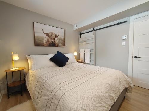 OrfordChalet Escapade Orford的卧室配有一张床,并画着一幅牛的照片