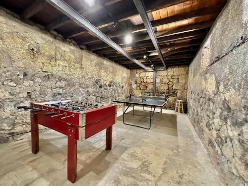 圭马尔Casa Tina的配有乒乓球桌和乒乓球桌的房间