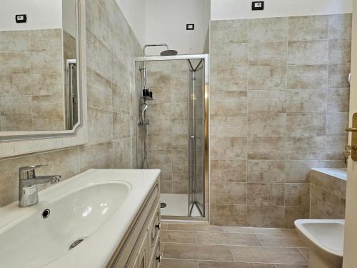 佛罗伦萨Resort del Roster的一间带水槽、浴缸和淋浴的浴室