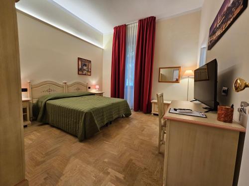 佛罗伦萨Resort del Roster的配有一张床和一张书桌的酒店客房