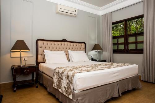 IretamaLagos de Jurema Termas Resort的一间卧室设有一张大床和一个窗户。