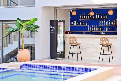 卡利塞亚-豪客迪克斯Maltepe Luxury Accommodation by Travel Pro Services的酒吧设有2把凳子和1个游泳池
