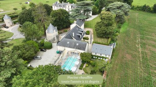 贝叶Grand Hôtel "Château de Sully" - Piscine & Spa的享有带游泳池的房屋的空中景致