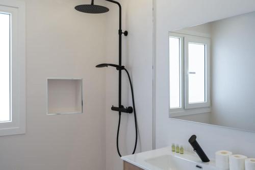 圣玛丽亚港Apartoyou - Enamorados的带淋浴的浴室,配有水槽和镜子