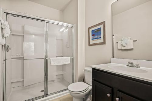 北默特尔海滩Yellow Daisy & Beach Escape的带淋浴、卫生间和盥洗盆的浴室