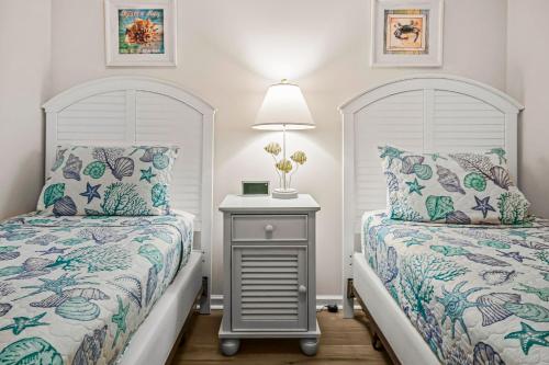 北默特尔海滩Yellow Daisy & Beach Escape的一间卧室配有两张床和一张带台灯的桌子