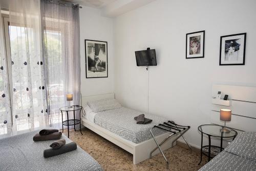 比萨匹萨兰德住宿加早餐酒店的一间卧室设有两张床,墙上配有电视。
