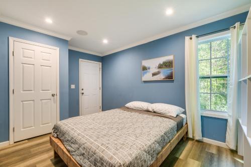 格里尔Greer Vacation Rental about 11 Mi to Greenville!的卧室拥有蓝色的墙壁和一张床