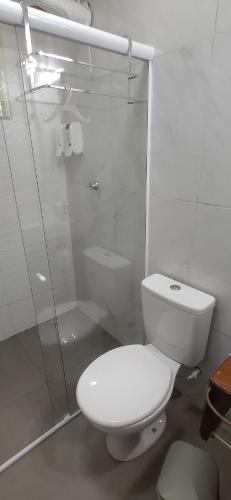 曼吉纽斯Pousada Container Eco Manguinhos的白色的浴室设有卫生间和淋浴。