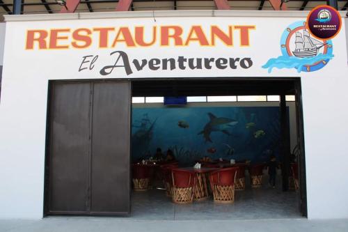 San CristóbalRestaurant El Aventurero的带有冒险餐厅的标志的餐厅