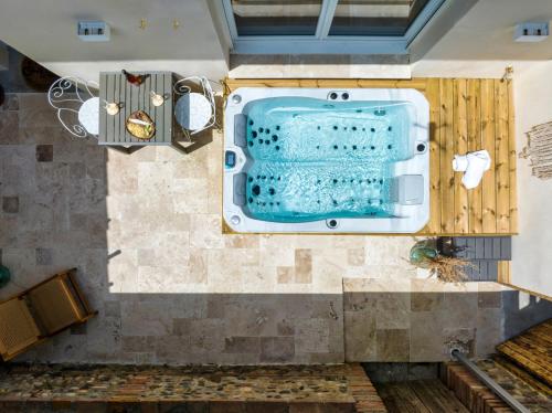 卡斯泰勒诺代斯泰特丰L'Oliveraie d'Eurocentre - Toulouse Nord的享有带浴缸的浴室的顶部景致