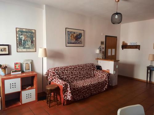 伊莫拉Cà Rossa的客厅配有沙发和桌子