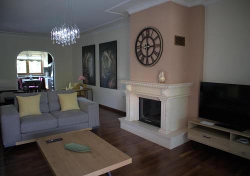 亚历山德鲁波利斯Kouros At The Park的带沙发和壁炉的客厅
