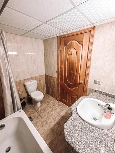 沙姆沙伊赫Serenity Lodge的浴室配有卫生间、盥洗盆和浴缸。