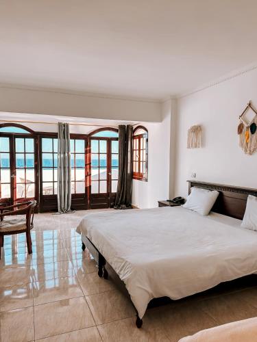 沙姆沙伊赫Serenity Lodge的一间卧室设有一张大床,享有海景
