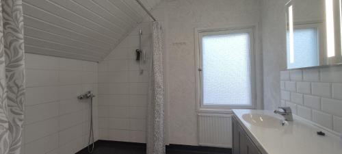 劳马Kortteer vihreä huone的带淋浴和盥洗盆的白色浴室