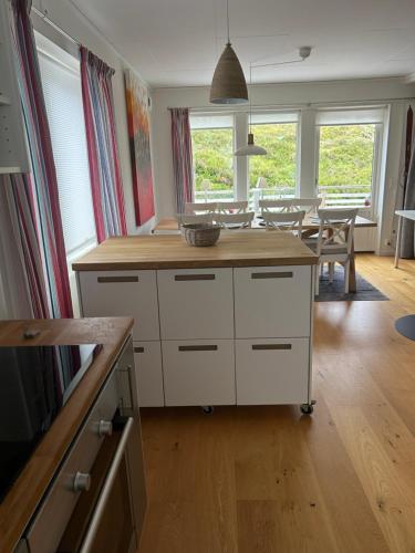 萨伦Joängets Fjällgård 18a的一个带木台面的小岛的厨房