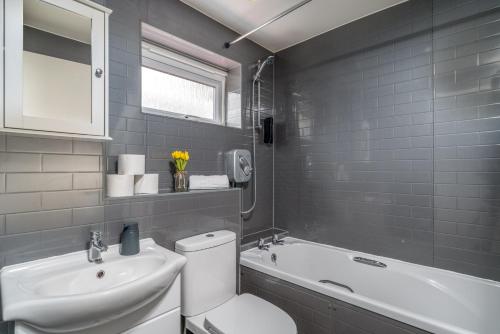 Three BridgesCrawley Atkinson Pet Friendly 1-Bedroom Apartment的浴室配有卫生间、盥洗盆和浴缸。