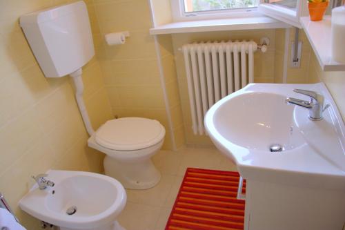 VillagrandeB&B Il Poggio的浴室配有白色卫生间和盥洗盆。