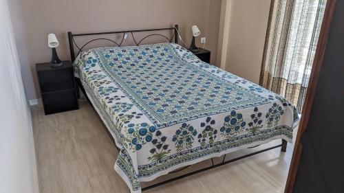尼亚·蒙达尼亚Beachfront Apartment的床上有蓝色和白色的毯子