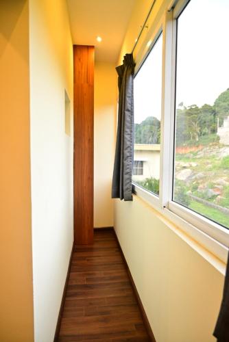埃尔加德Lasinara inn的走廊设有窗户和木地板
