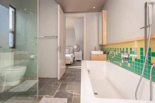 德尔斯特鲁姆109 Upwood的带浴缸和玻璃淋浴间的浴室。