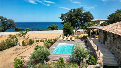 孔卡Résidence Vista Blu的享有带游泳池和大海的外部景致