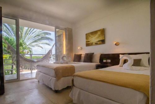 波拉马尔Libert Hotel的酒店客房设有两张床和一个阳台。