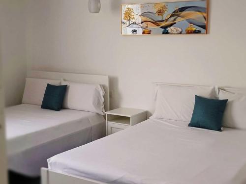 帕多瓦ANMAN HHBB tourism & business rooms的两张睡床彼此相邻,位于一个房间里