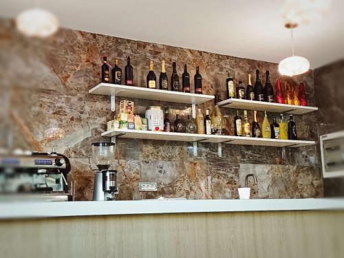 帕多瓦ANMAN HHBB tourism & business rooms的墙上装有葡萄酒的酒吧