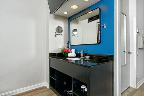 旧金山格里芬酒店的浴室设有黑色梳妆台和镜子