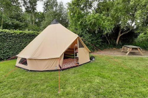 SchagerbrugSfeervolle Tipi tent dicht bij de kust.的野外帐篷,配有野餐桌