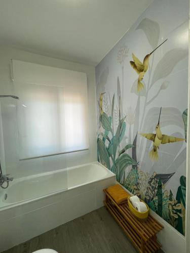 CazalegasVilla Paraiso的带浴缸和鸟壁的浴室
